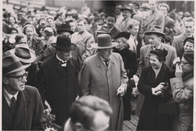 Albert Schweitzer se rendant à la réception du Prix Nobel de la Paix à Oslo (1954) - Agrandir l'image 6 sur 6, fenêtre modale